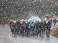 El pelotón de O Gran Camiño 2023 bajo la nieve durante la etapa suspendida entre Lugo y Sarria