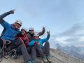 Los cuatro escaladores celebran la llegada a la cima del Slesova Peak