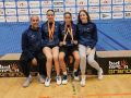 Inés Poncela y Sara del Castillo, con su entrenador Rubén Espinosa y su compañera Maia Freire