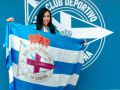 Paula Vázquez luce una bandera deportivista en Riazor