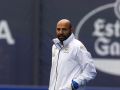 Manuel Pablo sigue con atención el juego durante la primera mitad