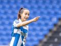 Paula Gutiérrez, mediocentro del Dépor, señala durante el partido reciente ante el Granada en Riazor