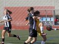 Carla Amado, lateral derecha del Victoria, encima a una jugadora del Lóstrego en un partido sin goles