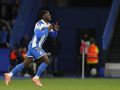 Bil Nsongo mete presión a los delanteros del Dépor... y a Hidalgo Bil Nsongo señala al cielo justo después de entrar al campo en el Dépor-Mallorca de Copa