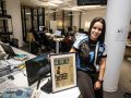 Patri Santos, capitana del Zalaeta, en la redacción de DXT Campeón con el cuadro con la primera portada del periódico