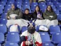 ASÍ LO VIVIÓ RIAZOR | Magia helada para la afición de Deportivo Varios aficionados combatiendo el frío en las gradas de Riazor durante el Deportivo-Cádiz
