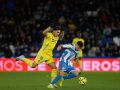 El flechazo instantáneo de Riazor con Adrià Altimira Altimira conduce el balón ante Ocampo en el Deportivo-Cádiz