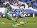 La crónica | Un error propio priva al Deportivo de sumar tres puntos ante el Costa Adeje Tenerife (1-1) Millene presiona a Nay Cáceres en el partido entre Deportivo y Costa Adeje Tenerife