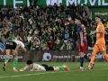 De villano ante el Barça, a héroe: Manex Lozano, el juvenil que amenaza al Deportivo Manex Lozano, en el suelo recibiendo la bronca de Andrés Martín tras fallar ante el Barça