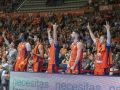 Jugadores del Leyma celebran una canasta en el partido contra el Oviedo