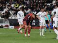 El contratiempo que puede retrasar la llegada de Riki al Deportivo Riki, al lado de Stoichkov, durante el partido del Dépor contra el Albacete de esta temporada