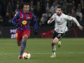 El defensa del Barcelona Jules Koundé (i) se escapa de Giorgi Guliashvili, del Racing, en el partido de octavos de final de Copa del Rey que Racing de Santander y FC Barcelona