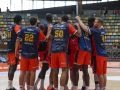 La plantilla del Leyma Coruña conjurándose antes de un partido de pretemporada en el Coliseum