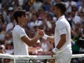 Alcaraz saluda a Djokovic tras ganarle la final de Wimbledon 2024