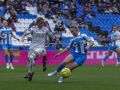 Ainhoa Marín regatea a Shei García en el encuentro entre Deportivo y Real Madrid