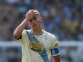 Diego Villares se lamenta con la mano en el rostro en un partido en Riazor