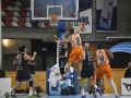 Una bestia domada con paciencia Javi Vega tapona a Marc Peñarroya en el Leyma-Oviedo de la 2022-23