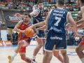 Dídac Cuevas penetra a canasta en el Leyma-Oviedo del Coliseum