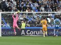 Ferllo brilló en su primer día de alta exigencia en Riazor Álvaro Ferllo despeja un balón, durante el Deportivo-Albacete en Riazor (2-1)