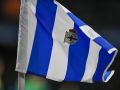 El escudo del Deportivo, en uno de los banderines de córner del estadio de Riazor