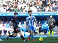 Mario Soriano conduce el balón ante el Eibar