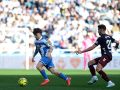 Mario Soriano conduce el balón presionado por Martón