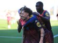 Mario Soriano celebra con sus compañeros el gol de la victoria en Zubieta