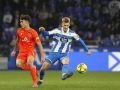 Bélgica le ofrece a Arnau Comas una salida del Deportivo en el cierre del mercado de fichajes Arnau Comas golpea el balón durante el partido entre el Dépor y la Real B disputado en Riazor (0-3) en la primera vuelta