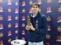 Guillem Jou posa con el trofeo al Jugador Estrella de febrero