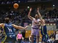 Yunio Barrueta pasa el balón durante el Obradoiro-Menorca