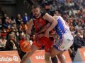 Dino Radoncic penetra a canasta en el partido contra el Alicante