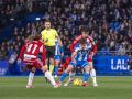 El Granada convierte al Deportivo en calabaza (0-2) Mario Soriano protege el balón en el duelo con el Granada