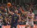 Paul Jorgensen ataca la defensa del exnaranja Sean McDonnell en el derbi contra el Ourense de la primera vuelta liguera