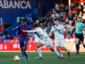 Samu Fernández pugna con Kourouma en el encuentro entre Barcelona y Deportivo de la Copa del Rey Juvenil
