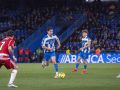Patiño conduce el balón durante el partido contra el Granada en Riazor