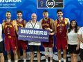 La selección española posa con la plata y con un  cartel que la acredita como clasificada para un Preolímpico de los Juegos de Los Ángeles 2028