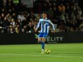 Cristian Herrera, conduciendo en su acción de mano a mano en el Ceuta-Deportivo