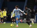 Noubi protege el esférico ante Cipenga en el encuentro entre Deportivo y Castellón de la primera vuelta
