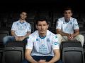 Escudero, Loureiro y Barcia posan con la camiseta retro que vestirá el Deportivo en la jornada 35 en campo del Huesca