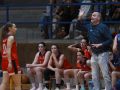 Fer Buendía da instrucciones durante un partido del Maristas