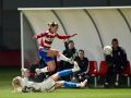 La crónica | Casi lo tenías, Dépor (1-0) Barth se va al suelo para arrebatarle el esférico a Manoly en el encuentro entre Granada y Deportivo