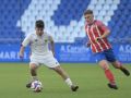 Jorge Domingo persigue a Álex Suárez (Montañeros) durante la final de Copa de A Coruña 2025 en Riazor