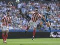 Pablo Vázquez pugna por un balón aéreo con Mulattieri, durante el Dépor-Sporting de la primera vuelta en RiazorTemporada 2025-2026Deportivo - Sporting Gijón 1-0