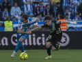 Un buen Dépor se queda a punto ante el Málaga (1-1) Altimira trata de progresar ante Aarón Ochoa