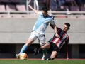 Jota trata de robar un balón durante el partido ante el Compostela