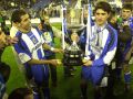 Víctor Sánchez del Amo (d) posa con la Copa del Rey ganada por el Deportivo al Real Madrid, el equipo de su ciudad natal y en el que se formó como futbolista, en 2002