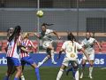 Olaya cabecea el esférico en el encuentro entre Atlético de Madrid y Deportivo