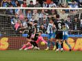 Ferllo se tira para intentar parar, sin éxito, el remate de Niño en el Deportivo-Málaga