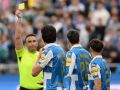 Dámaso Arcediano Monescillo muestra la cartulina amarilla a Mulattieri por su celebración del 1-0 ante el Málaga