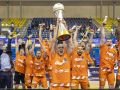 Álex Hernández levanta el trofeo de campeón de LEB Oro en 2024